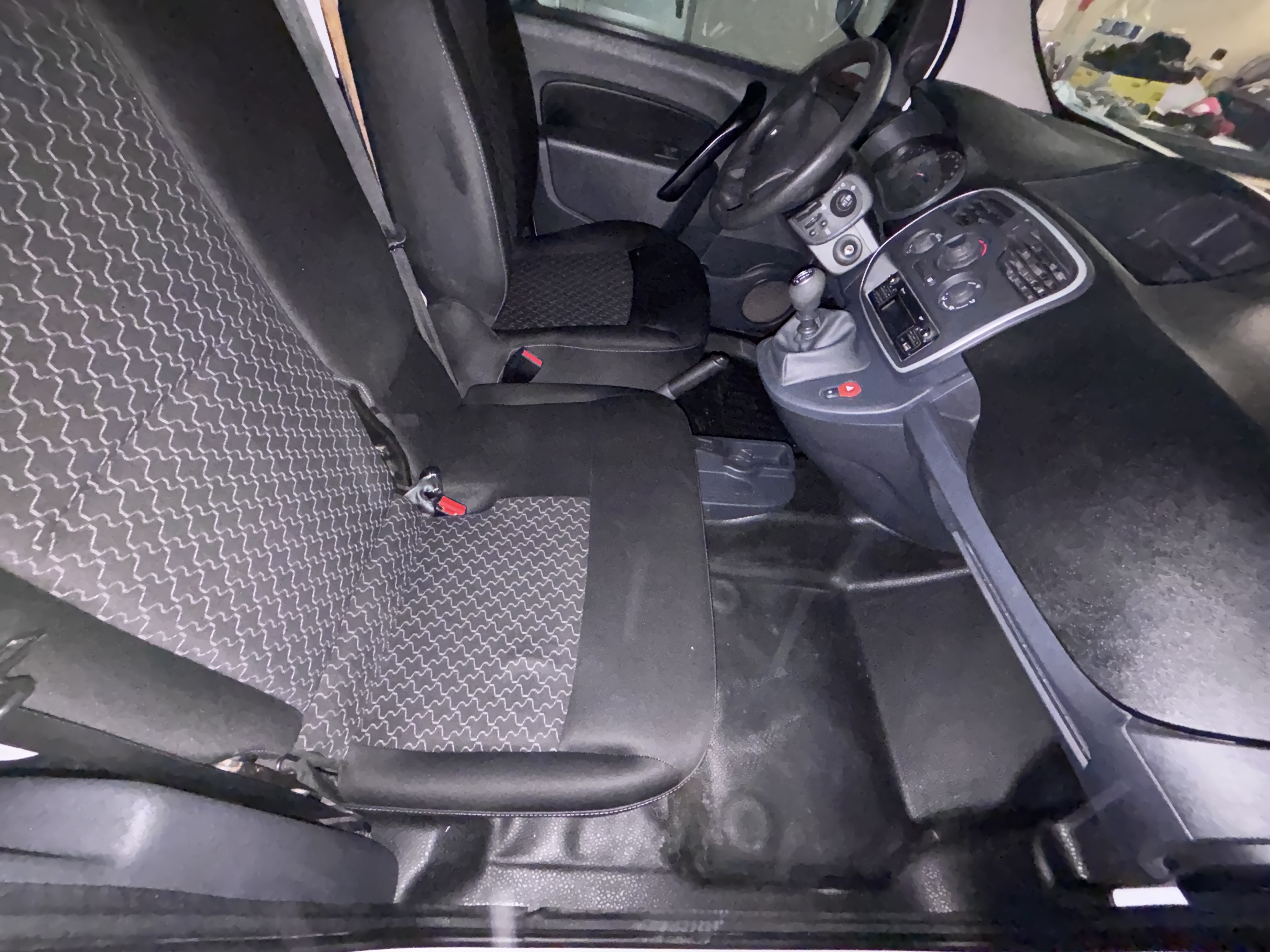 Intérieur Renault Kangoo après nettoyage — sol et habitacle propres