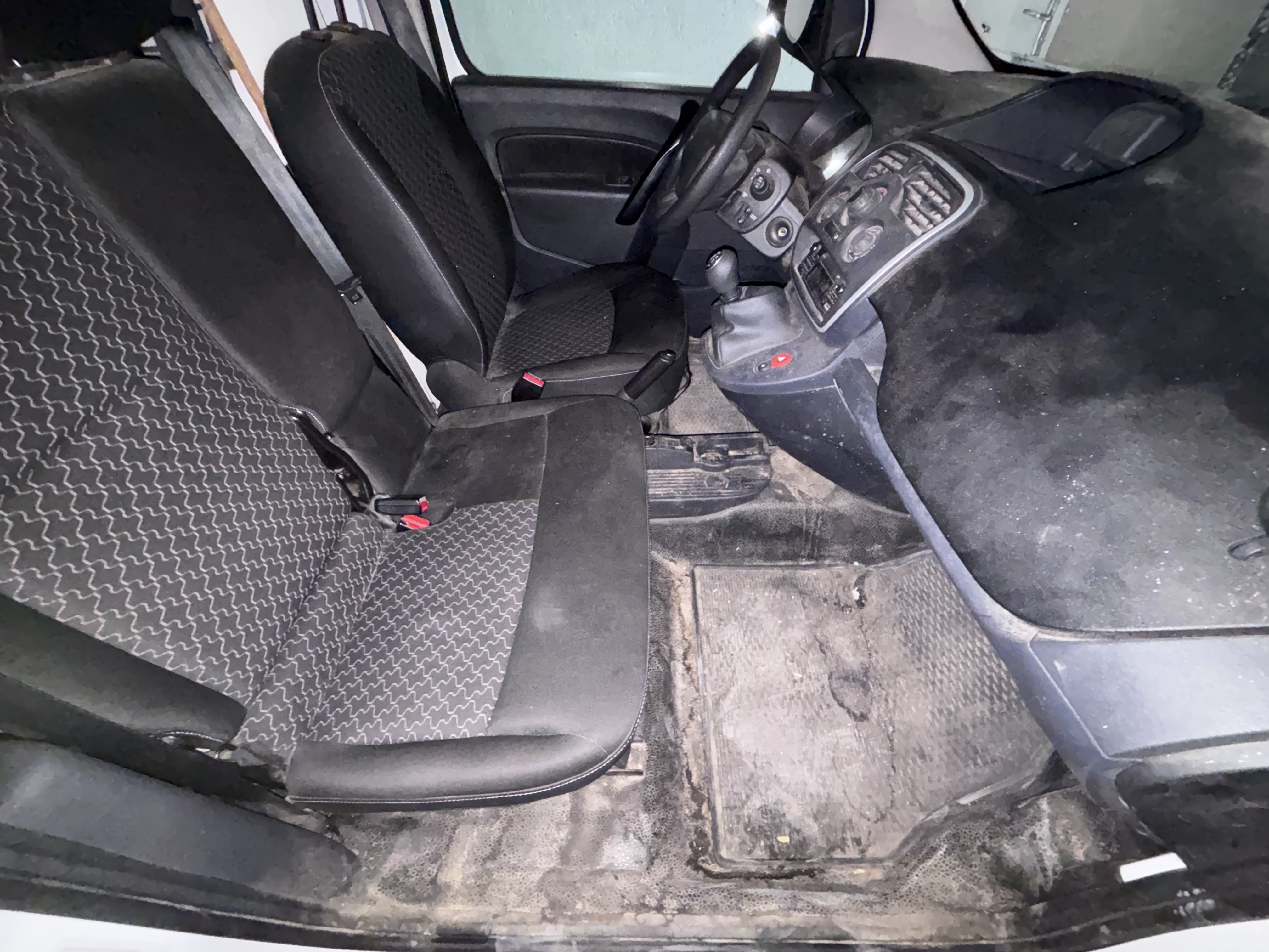 Intérieur Renault Kangoo avant nettoyage — sol et tapis très sales
