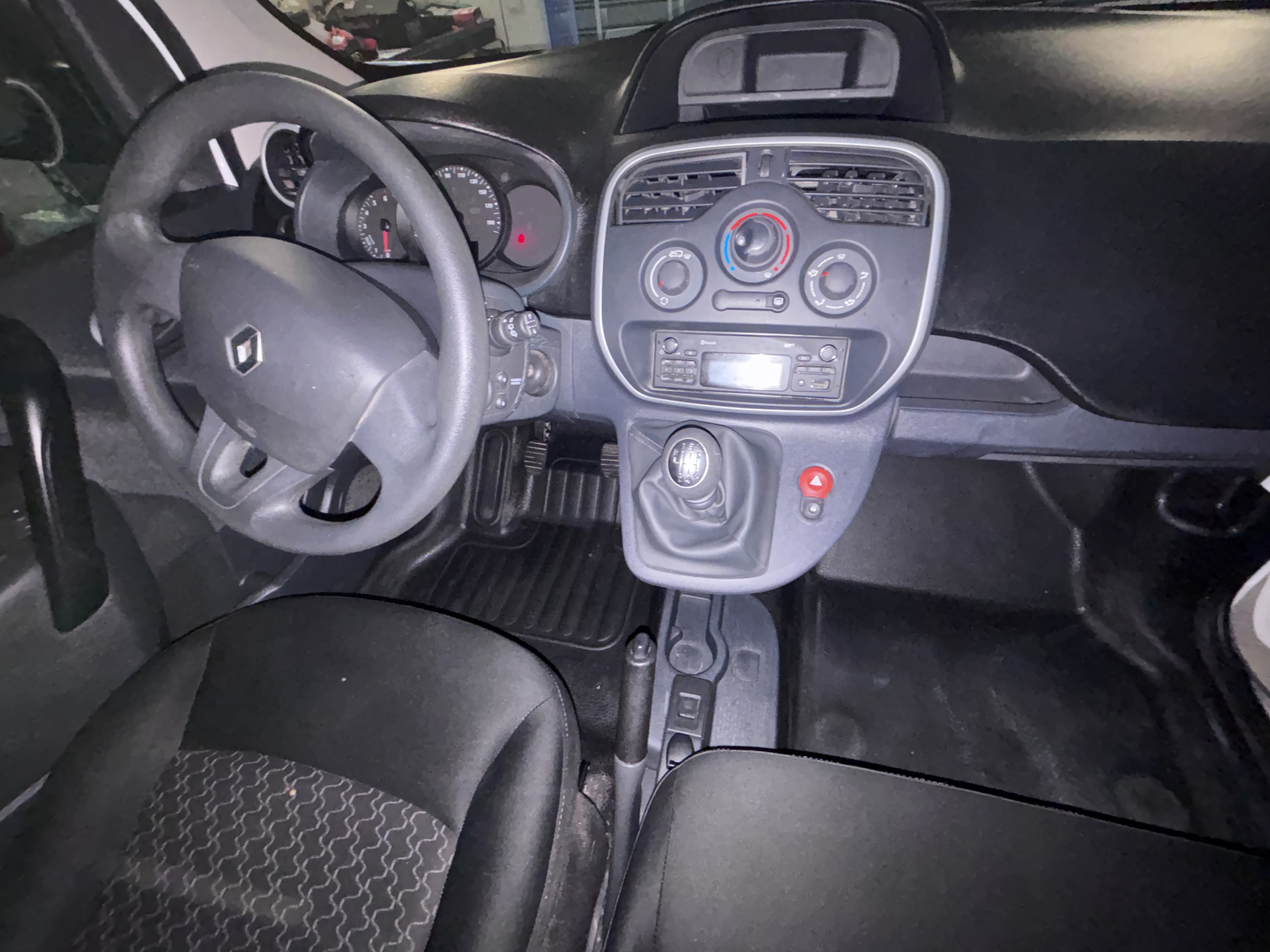 Console Renault Kangoo après intervention — propre, zones techniques nettoyées