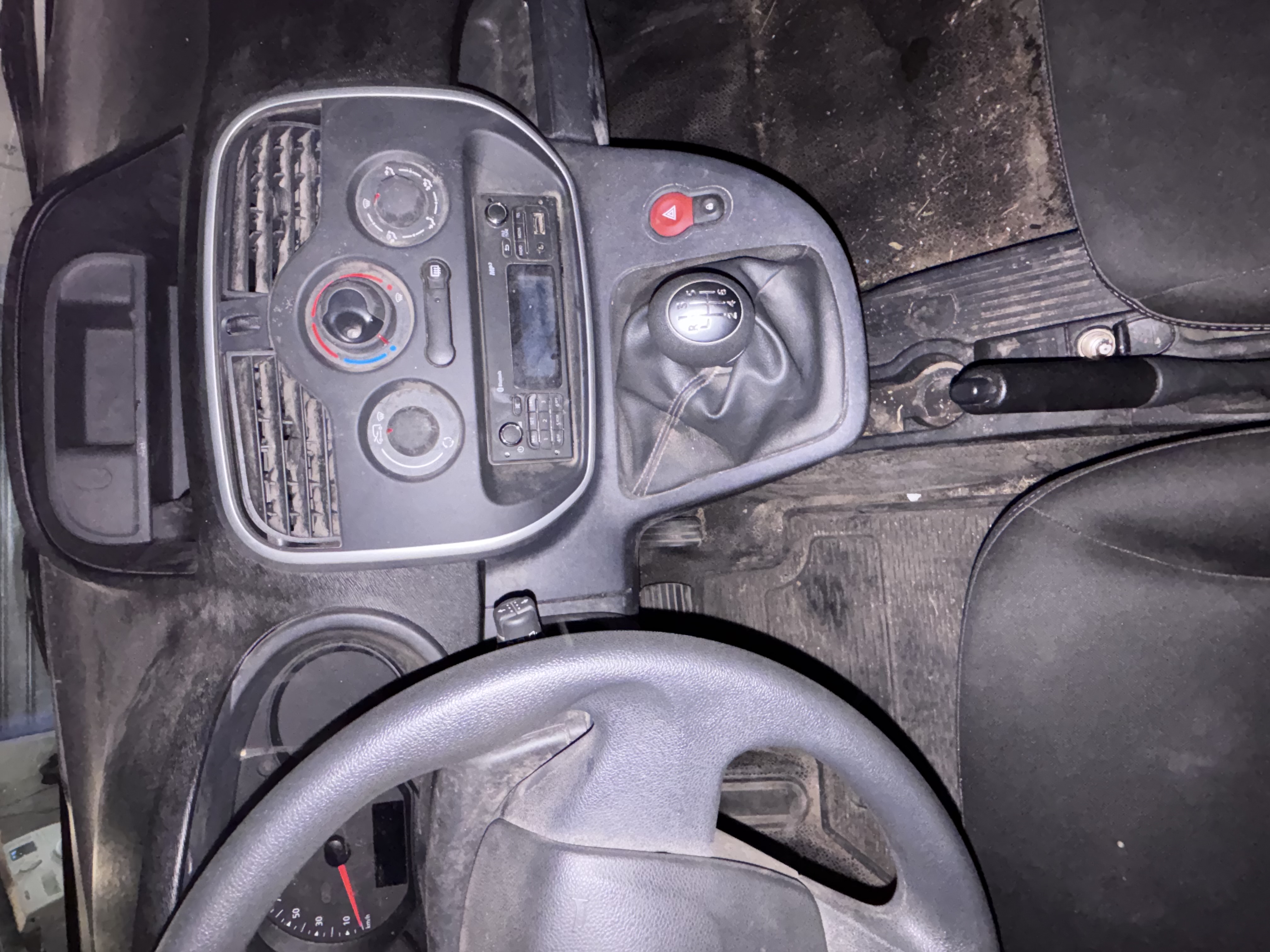 Console Renault Kangoo avant intervention — poussière dans les aérations et interstices