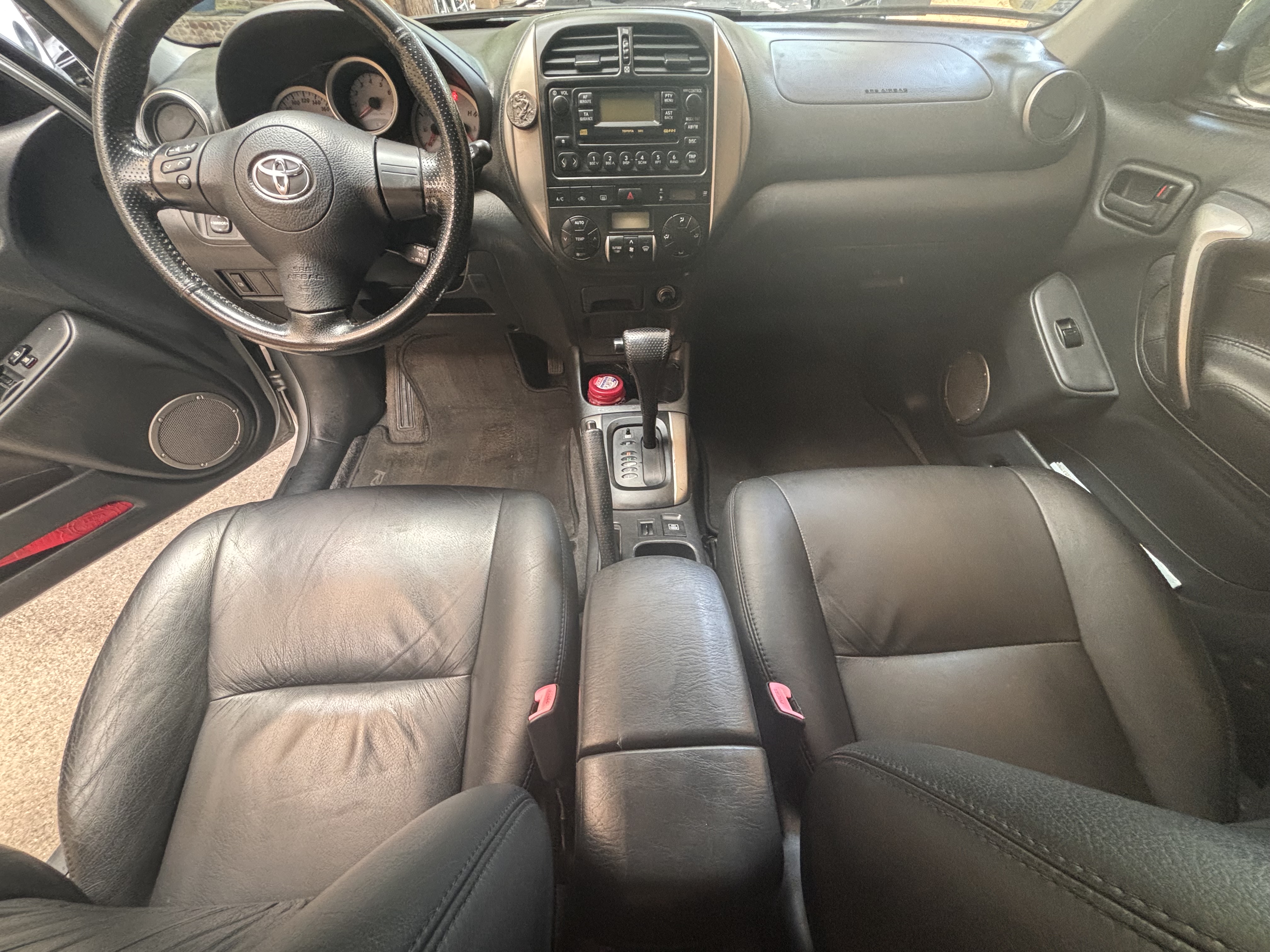 Habitacle Toyota RAV4 après nettoyage — intérieur propre, sièges nets