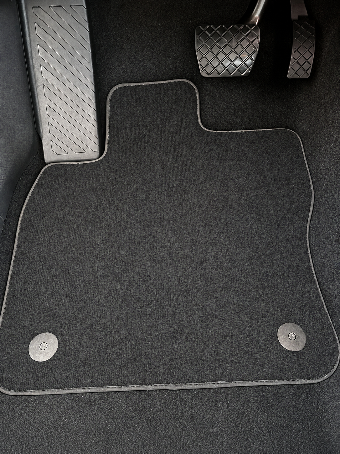 Tapis conducteur Volkswagen après nettoyage — tapis propre et assaini