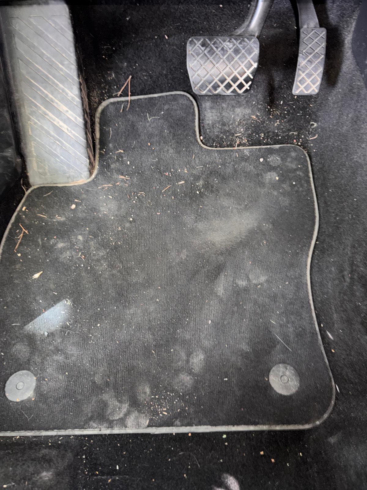 Tapis conducteur Volkswagen avant nettoyage — tapis encrassé avec débris